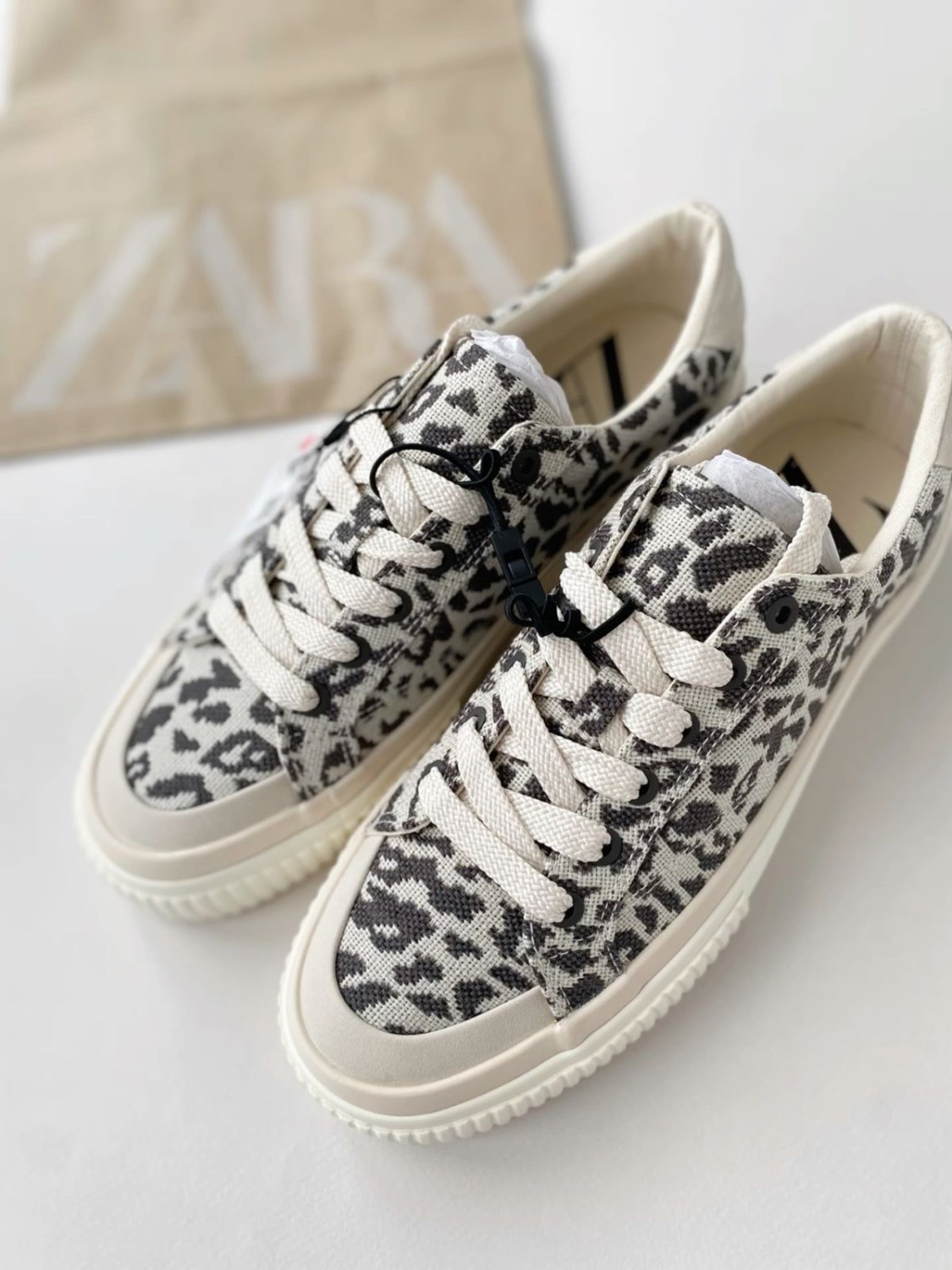 - کتونی زنانه پلنگی زارا Zara Leopard Print Sneakers - کتونی زنانه پلنگی زارا zara leopard print sneakers - image 3